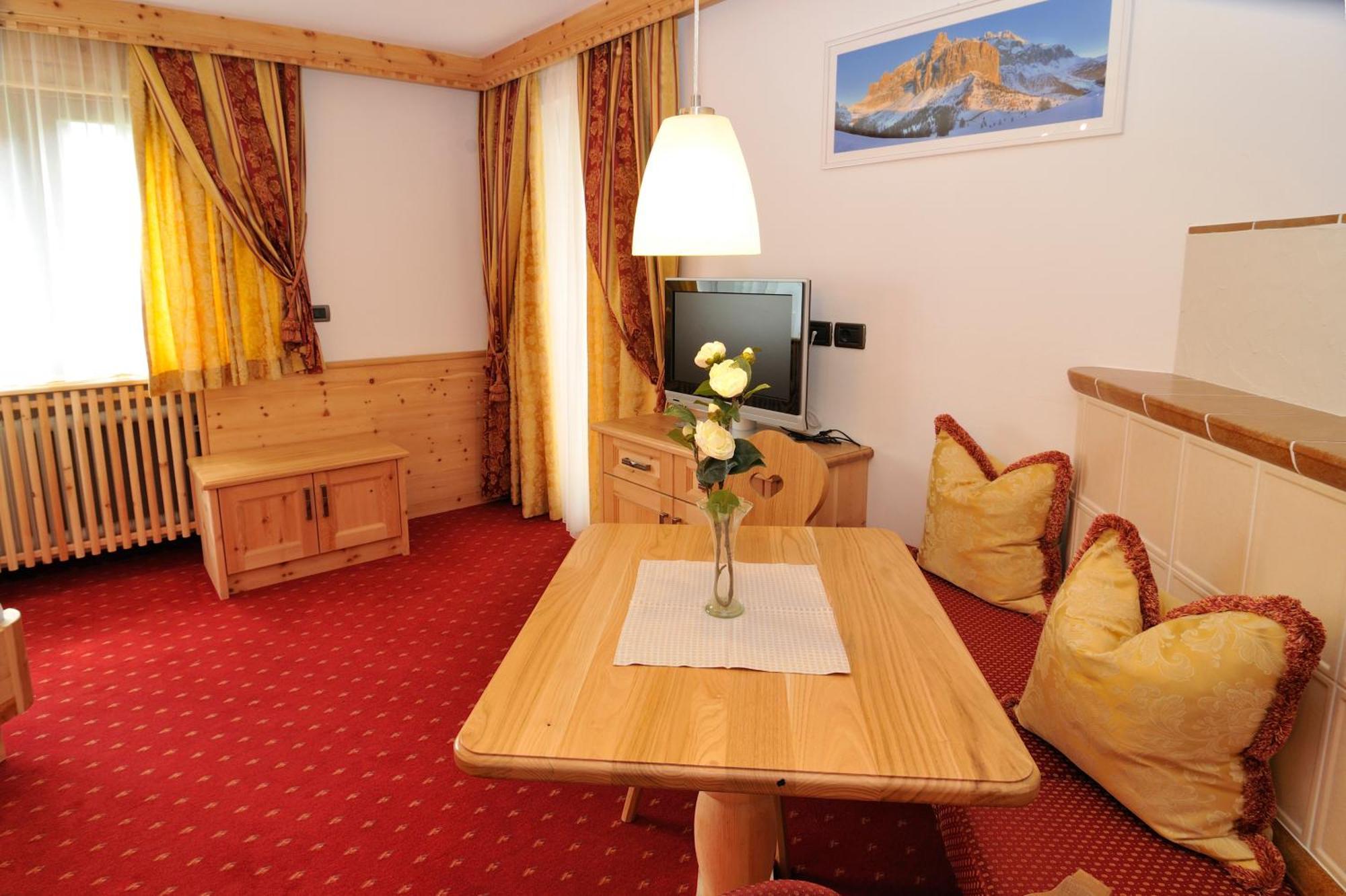 Garni Hotel Iris Сельва-ді-Валь-Гардена Екстер'єр фото