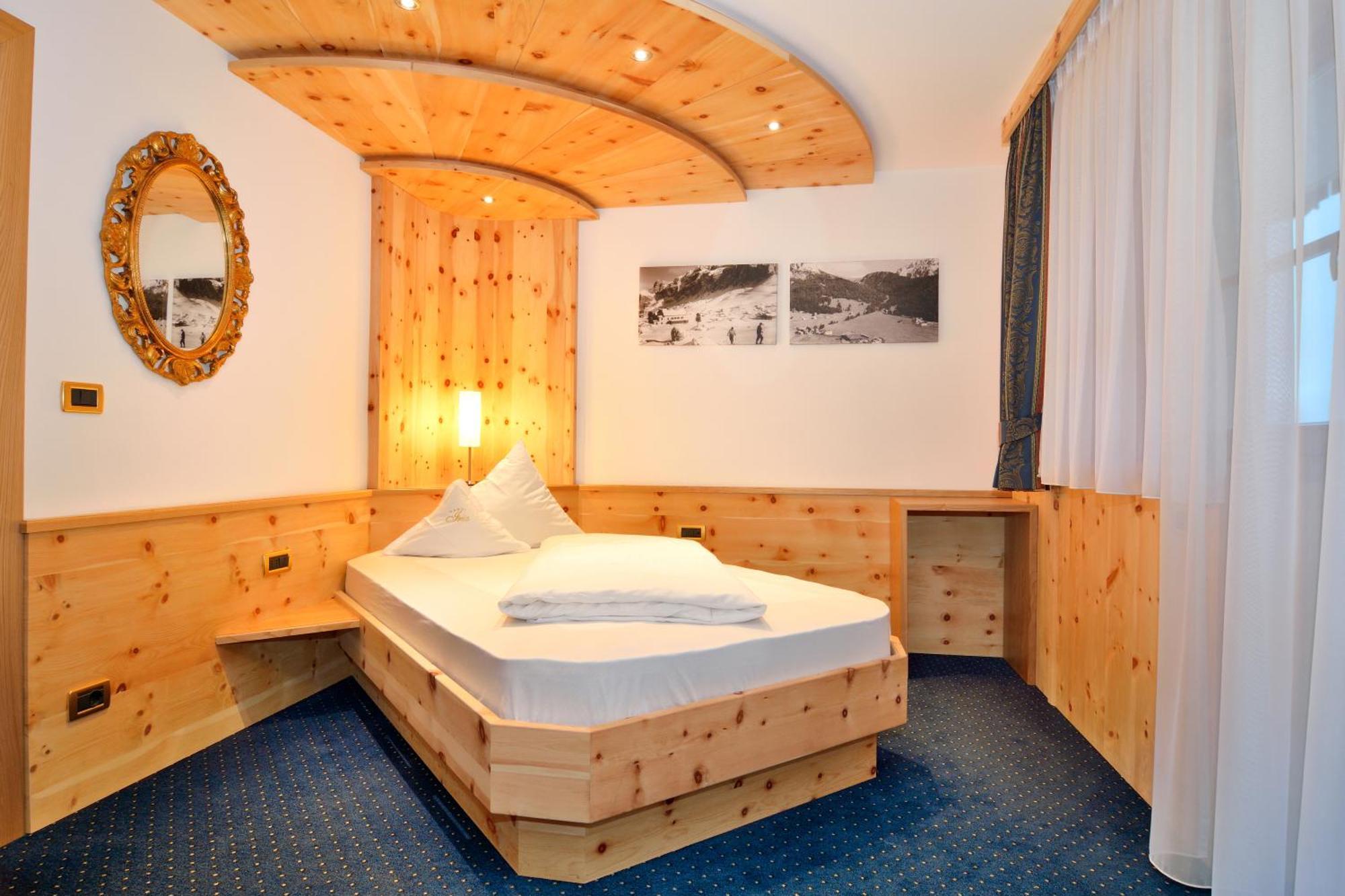 Garni Hotel Iris Сельва-ді-Валь-Гардена Екстер'єр фото